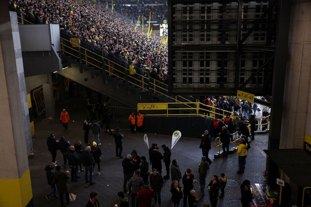 Moment INCREDIBIL pe stadionul Borussiei Dortmund » O echipă de renume din România, sărbătorită de nemți: torțe, fum și un mesaj imens