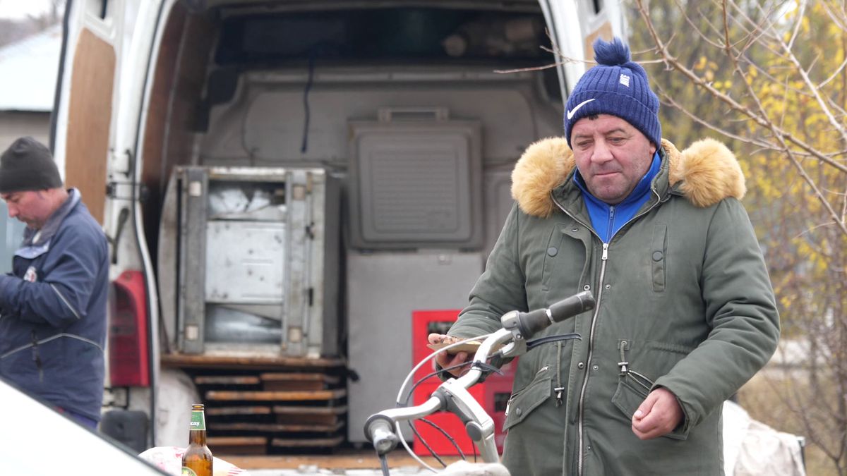 Vânătorul Rățoaia joacă cu mici și pastramă pe marginea terenului! „Uite-l și p-ăsta! Cu cerbul carpatin ne distrăm la maximum”