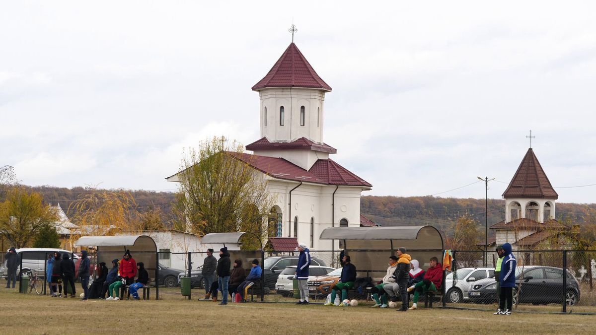 Vânătorul Rățoaia joacă cu mici și pastramă pe marginea terenului! „Uite-l și p-ăsta! Cu cerbul carpatin ne distrăm la maximum”