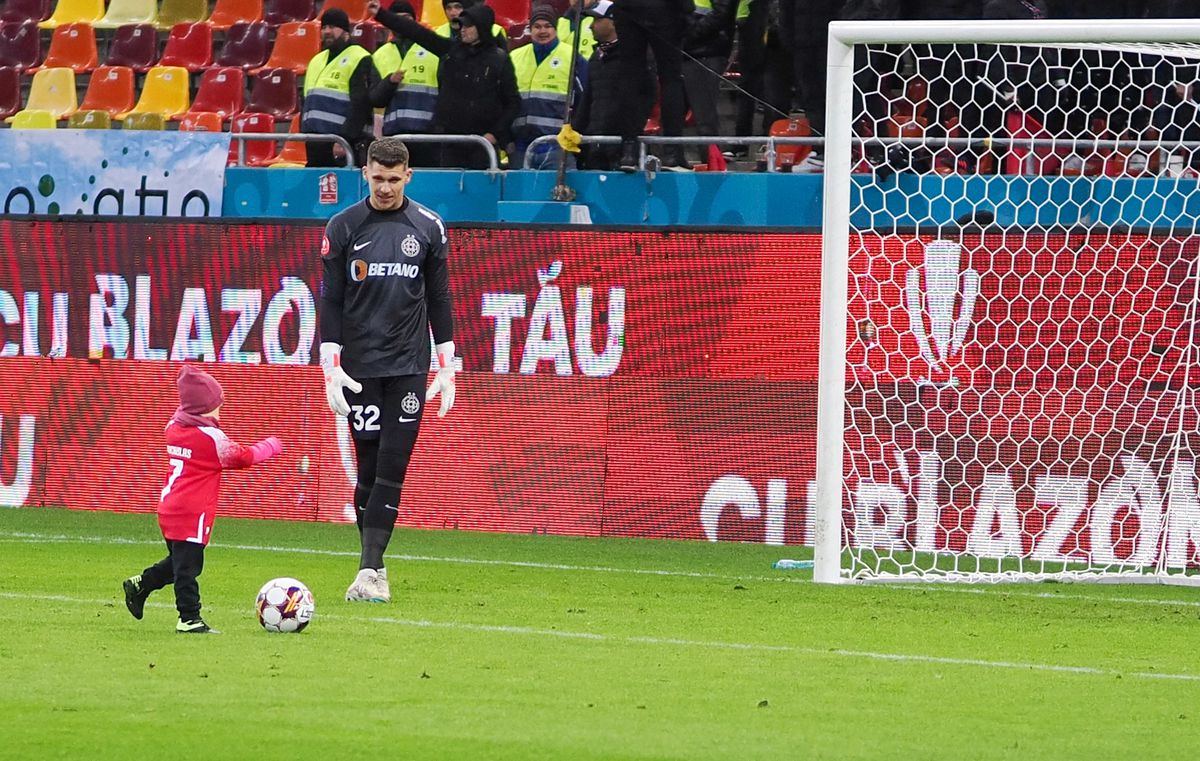 Cine e Nicholas, puștiul care a dat „primul gol” în Dinamo - FCSB » Momente superbe pe Arena Națională: ovaționat de ambele galerii