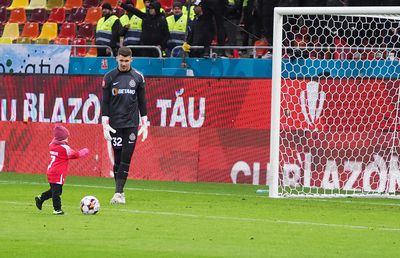 Cine e Nicholas, puștiul care a dat „primul gol” în Dinamo - FCSB » Momente superbe pe Arena Națională: ovaționat de ambele galerii