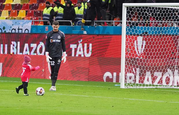 Cine e Nicholas, puștiul care a dat „primul gol” în Dinamo - FCSB » Momente superbe pe Arena Națională: ovaționat de ambele galerii