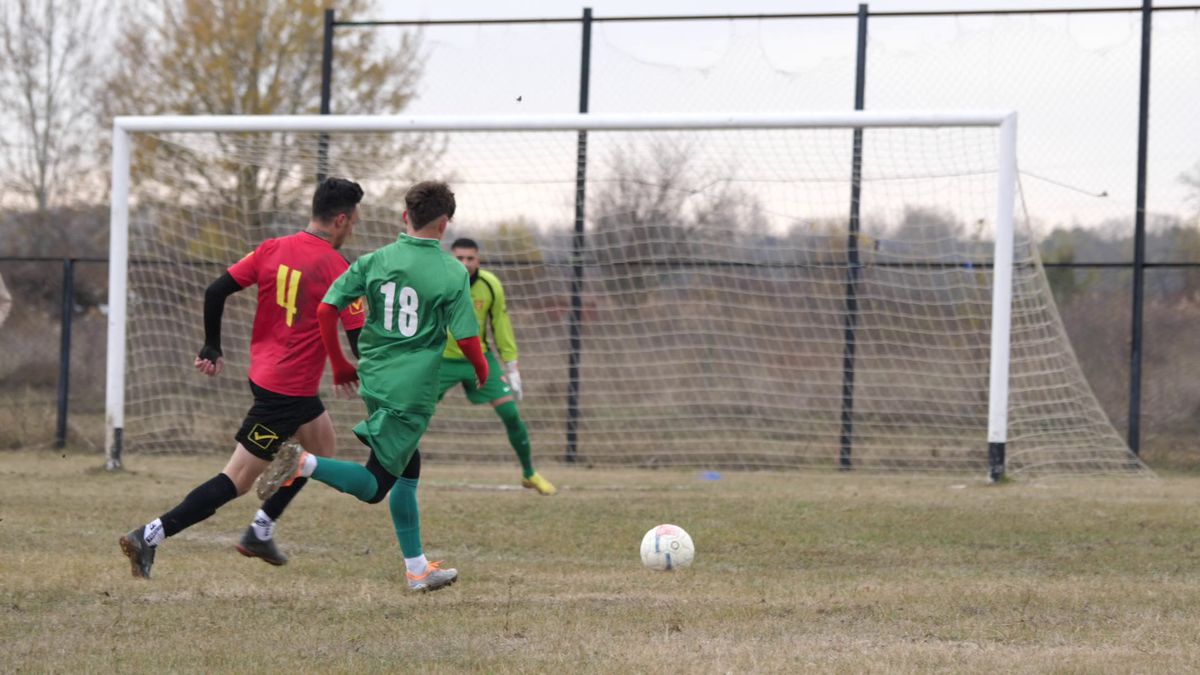 Vânătorul Rățoaia joacă cu mici și pastramă pe marginea terenului! „Uite-l și p-ăsta! Cu cerbul carpatin ne distrăm la maximum”