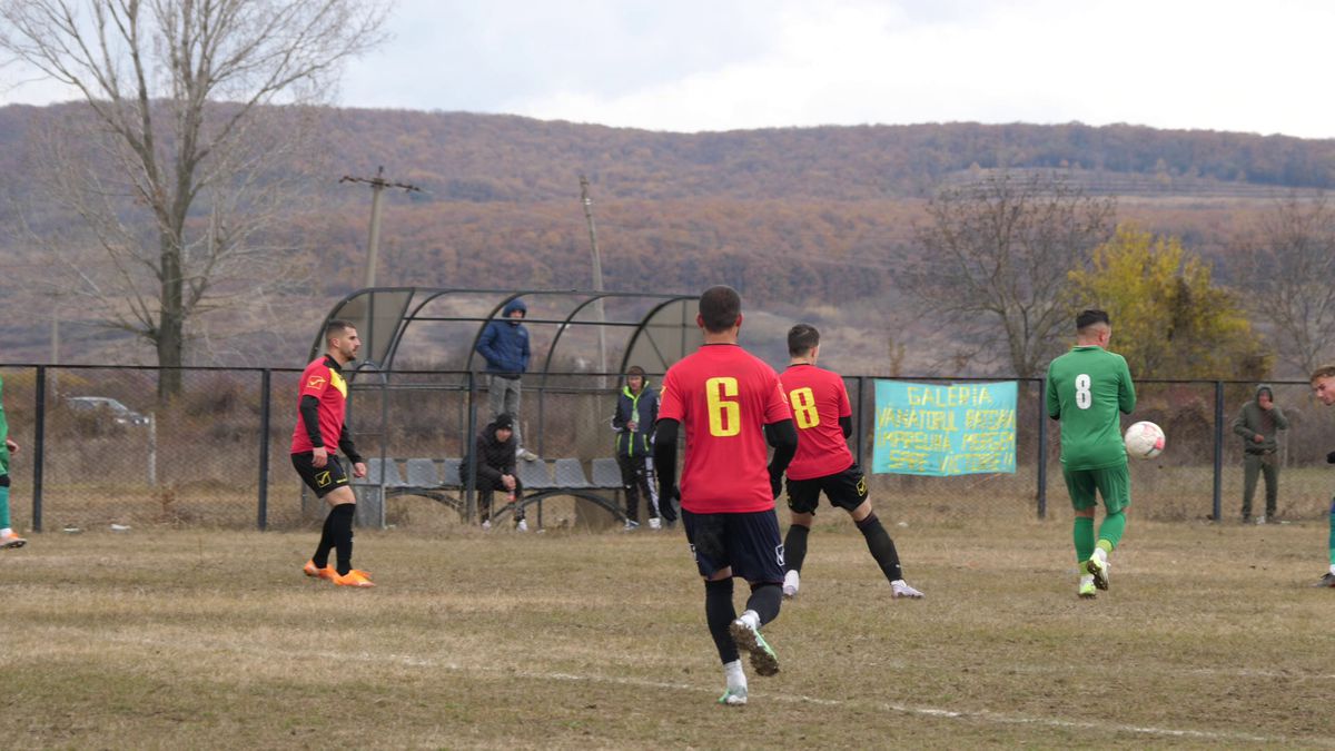 Vânătorul Rățoaia joacă cu mici și pastramă pe marginea terenului! „Uite-l și p-ăsta! Cu cerbul carpatin ne distrăm la maximum”