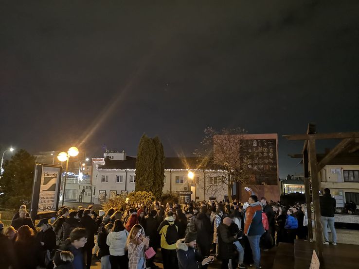 Sute de oameni au ieșit să protesteze în centrul Sibiului. Foto: imagini amator