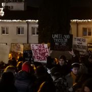 Sute de oameni au ieșit să protesteze în centrul Sibiului. Foto: imagini amator