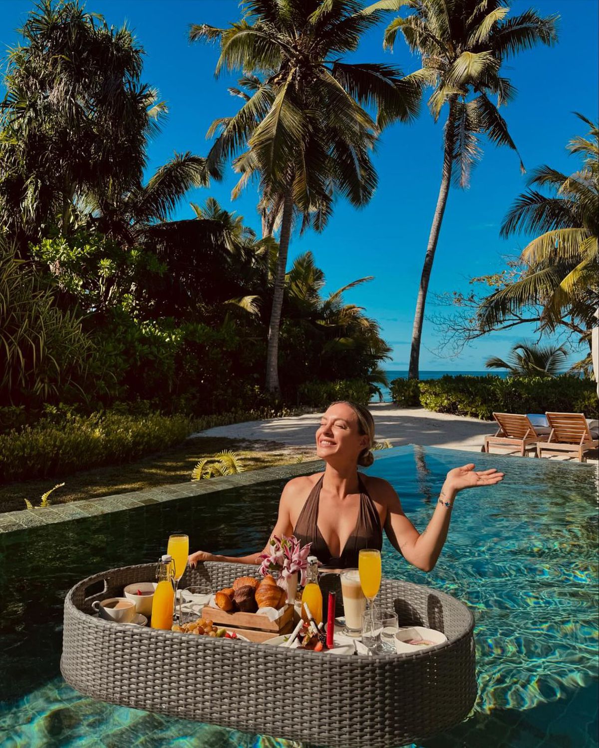 Ana Bogdan, aniversare cu soare, nisip și palmieri: „Sunt recunoscătoare”