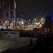 Sute de oameni au ieșit să protesteze în centrul Sibiului. Foto: imagini amator