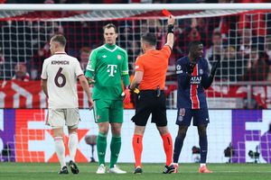 Bayern Munchen - PSG: Istvan Kovacs scoate cartonașul roșu în minutul 57!