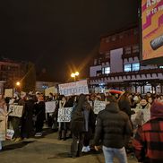 Sute de oameni au ieșit să protesteze în centrul Sibiului. Foto: imagini amator