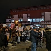 Sute de oameni au ieșit să protesteze în centrul Sibiului. Foto: imagini amator