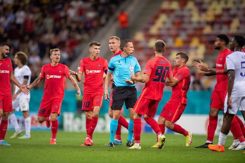 Sebastian Gishamer, înconjurat de jucătorii de la FCSB după decizia greșită din meciul cu Anderlecht Foto: GSP