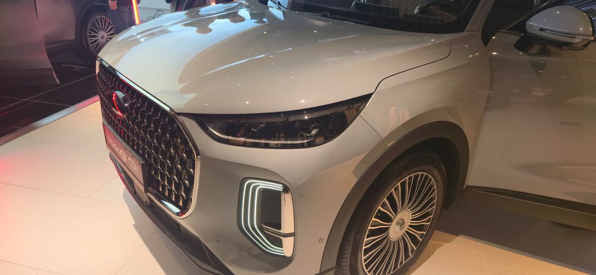 Mașina care vrea să schimbe regulile jocului în România: SUV hibrid premium sub prețul unui BMW X3 second-hand