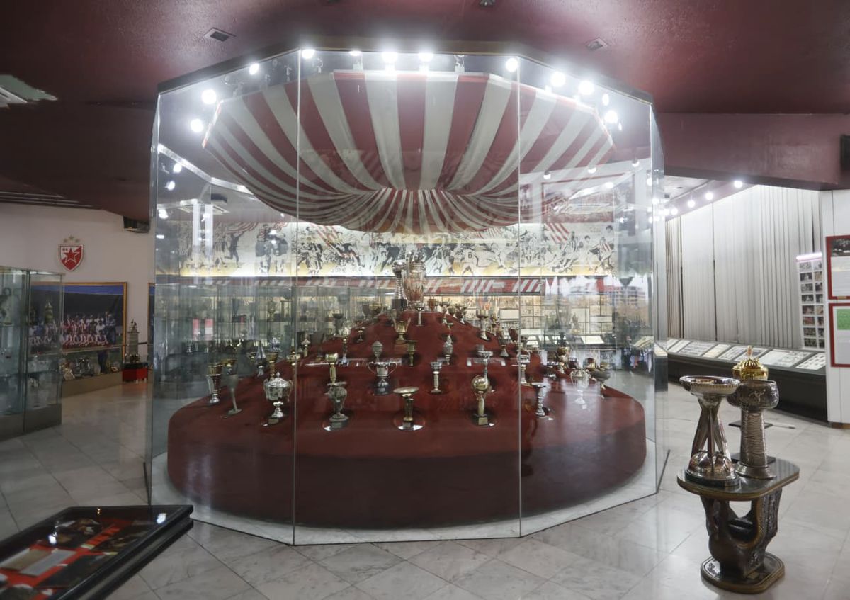 Imagini de la muzeul celor de la Steaua Roșie Belgrad