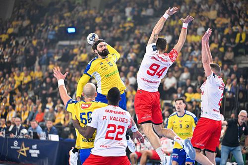 Jorge Maqueda (Kielce) încercând să străpungă apărarea lui Dinamo