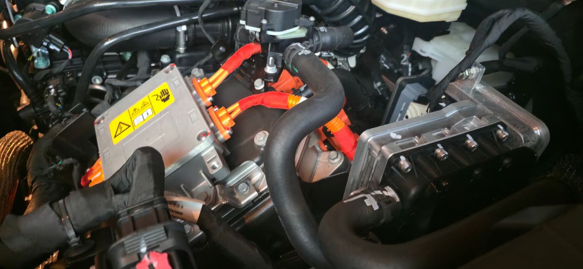 Mașina care vrea să schimbe regulile jocului în România: SUV hibrid premium sub prețul unui BMW X3 second-hand