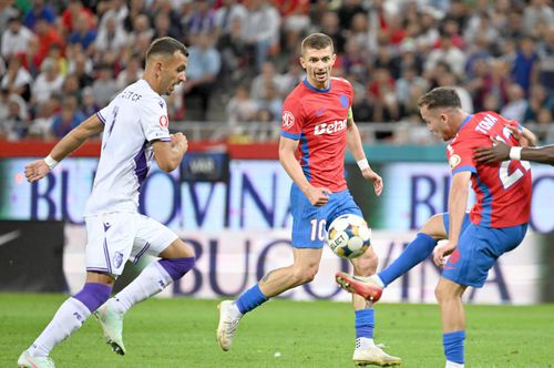 Leard Sadriu (stânga), fotbalistul lui FC Argeș, aproape de Holsten Kiel // FOTO: Imago Images