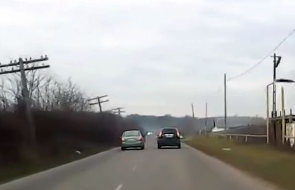 VIDEO ȘOCANT Un șofer inconștient a fost aproape de două accidente într-un minut în Prahova!
