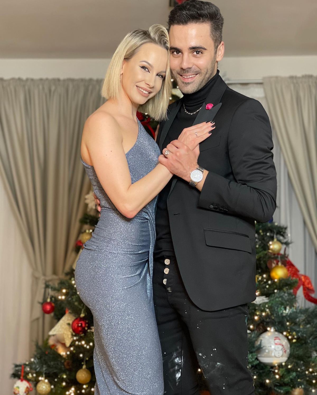 GALERIE FOTO Sandra Izbașa, cerută în căsătorie de Crăciun: „DA! Prințul meu a făcut-o!”