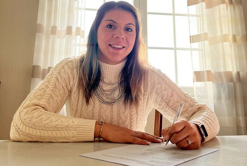 Laura Flippes a semnat cu CSM București // sursă foto: Facebook @ CSM Bucuresti