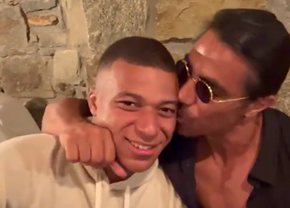 Bucătarul Salt Bae anchetat de FIFA, clip viral alături de Mbappe