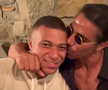 Bucătarul turc Nusret Gokce, supranumit Salt Bae, cel care a ajuns pe gazon după finala Campionatului Mondial, apare alături de Kylian Mbappe într-un videoclip devenit viral pe rețelele de socializare.