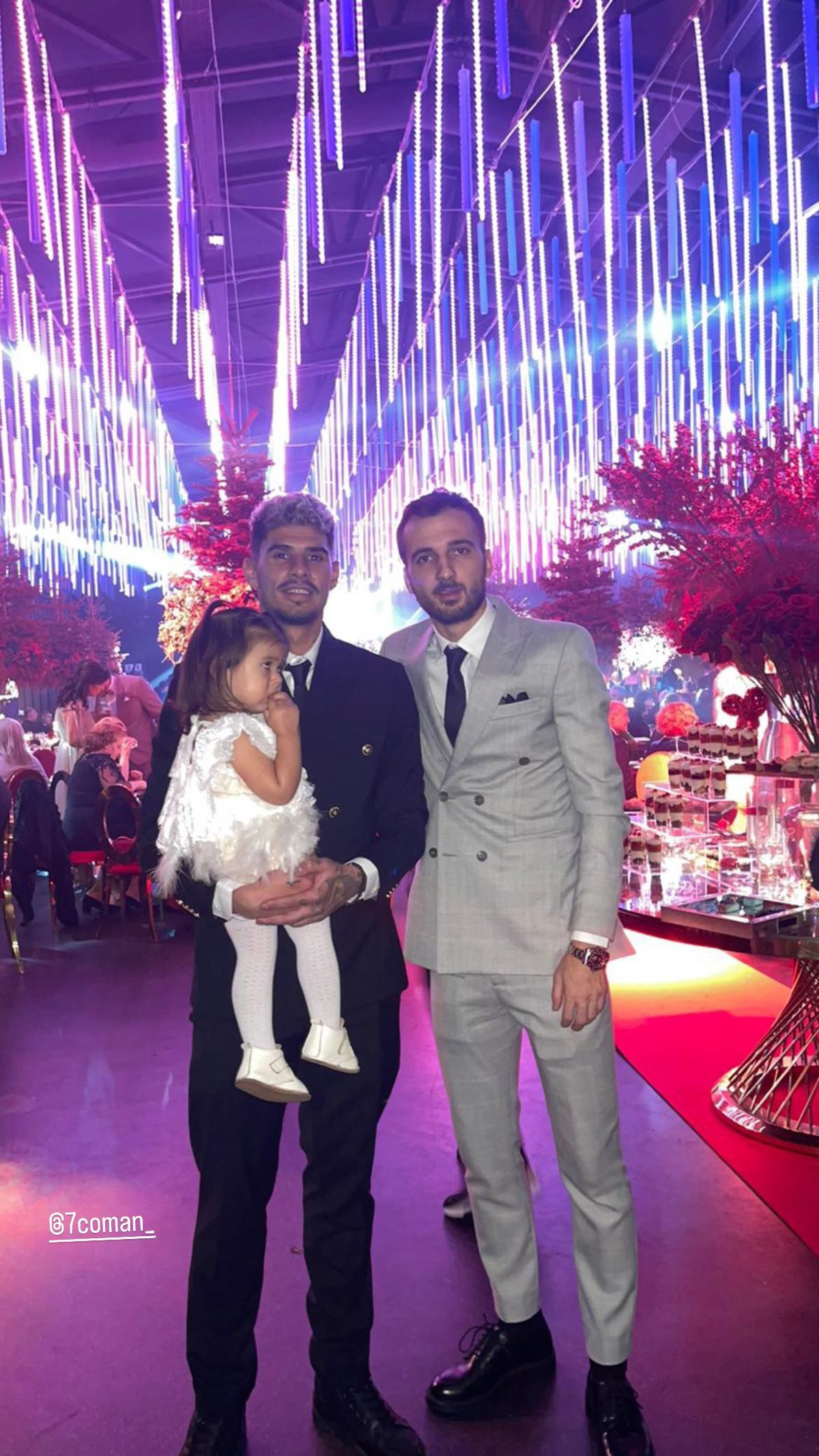 Băieții lui Hagi s-au făcut mari » Fotbaliștii lansați de „Rege”, show la cununia lui Ianis: „Farul campioană” și imnul României