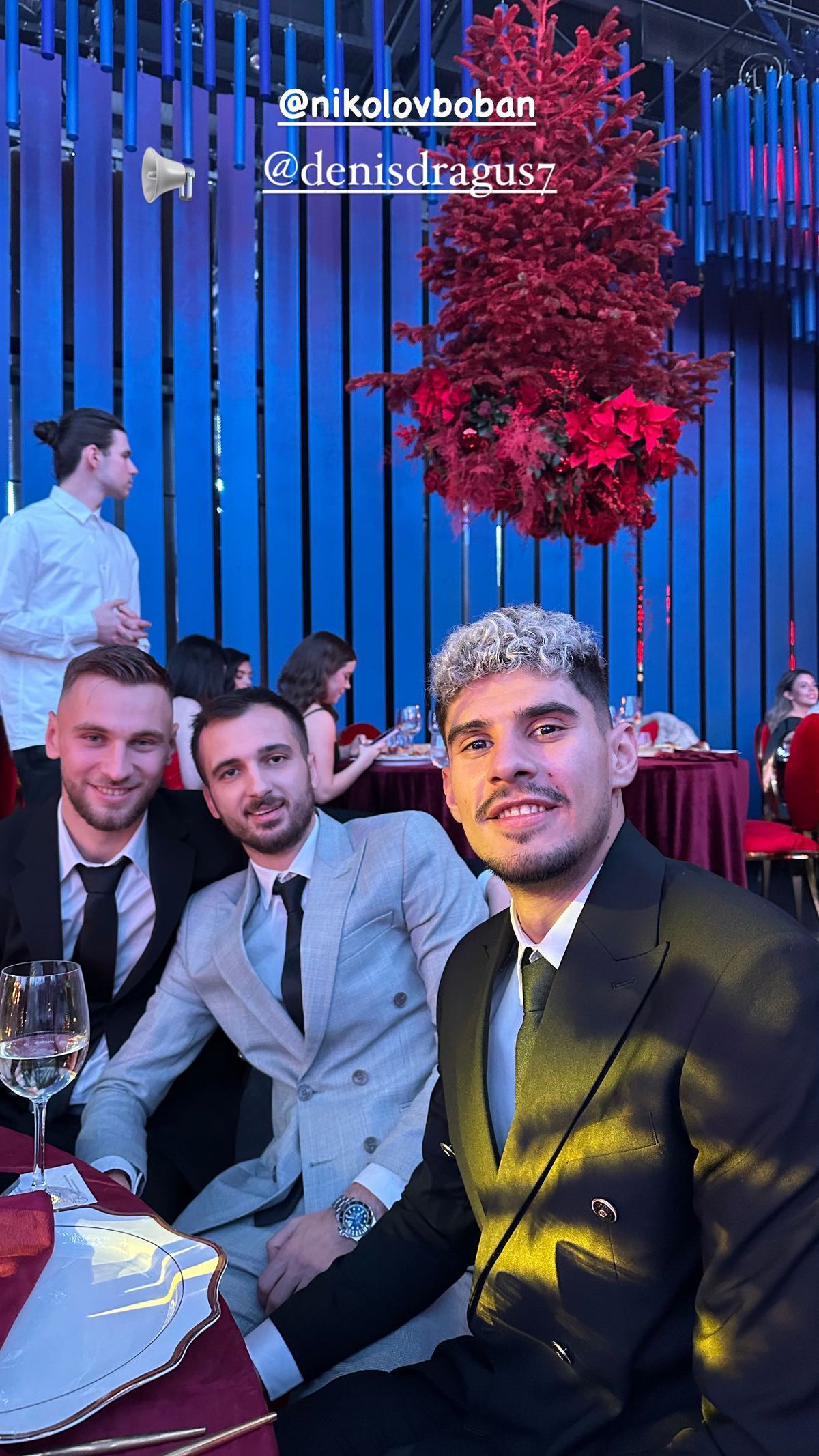 Băieții lui Hagi s-au făcut mari » Fotbaliștii lansați de „Rege”, show la cununia lui Ianis: „Farul campioană” și imnul României