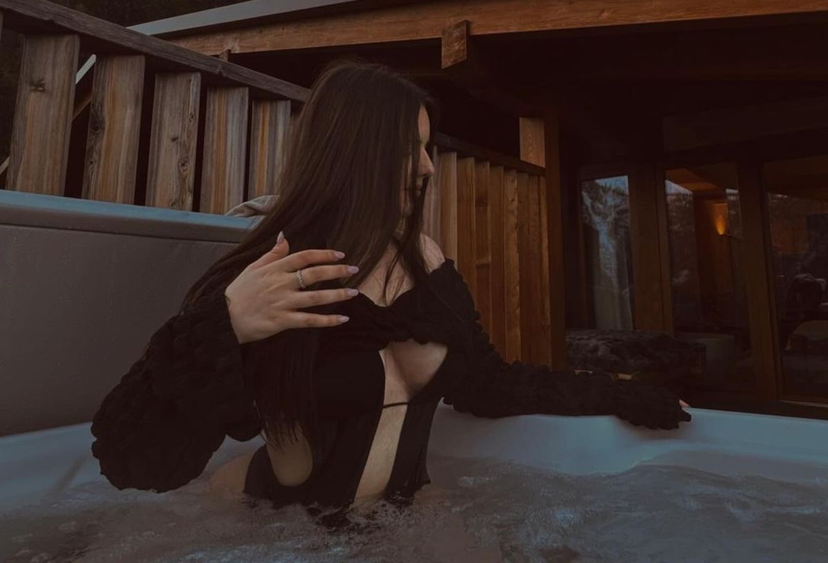 Iubita lui Drăgușin, apariție incendiară în jacuzzi » Cum s-au fotografiat cei doi