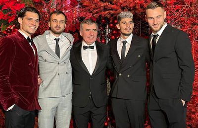 Băieții lui Hagi s-au făcut mari » Fotbaliștii lansați de „Rege”, show la cununia lui Ianis: „Farul campioană” și imnul României