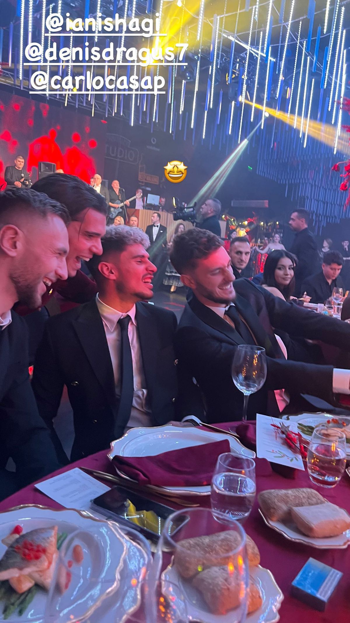 Băieții lui Hagi s-au făcut mari » Fotbaliștii lansați de „Rege”, show la cununia lui Ianis: „Farul campioană” și imnul României