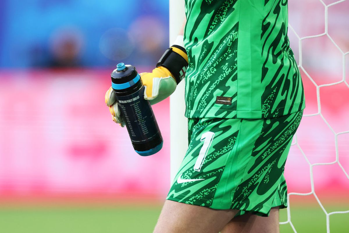 Uluitor! Ce avea scris Jordan Pickford pe sticla de apă, înainte să pareze penalty-ul lui Erling Haaland