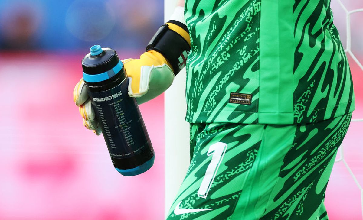 Uluitor! Ce avea scris Jordan Pickford pe sticla de apă, înainte să pareze penalty-ul lui Erling Haaland