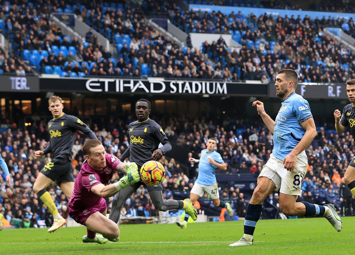 Ce avea scris Jordan Pickford pe sticla de apă în partida cu Manchester City