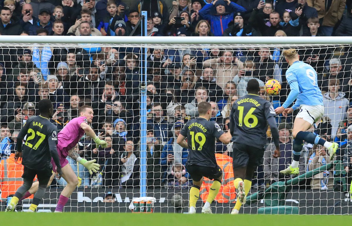 Ce avea scris Jordan Pickford pe sticla de apă în partida cu Manchester City