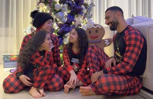 Mohamed Salah și familia sa, lângă bradul de Crăciun