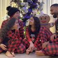 Mohamed Salah și familia sa, lângă bradul de Crăciun