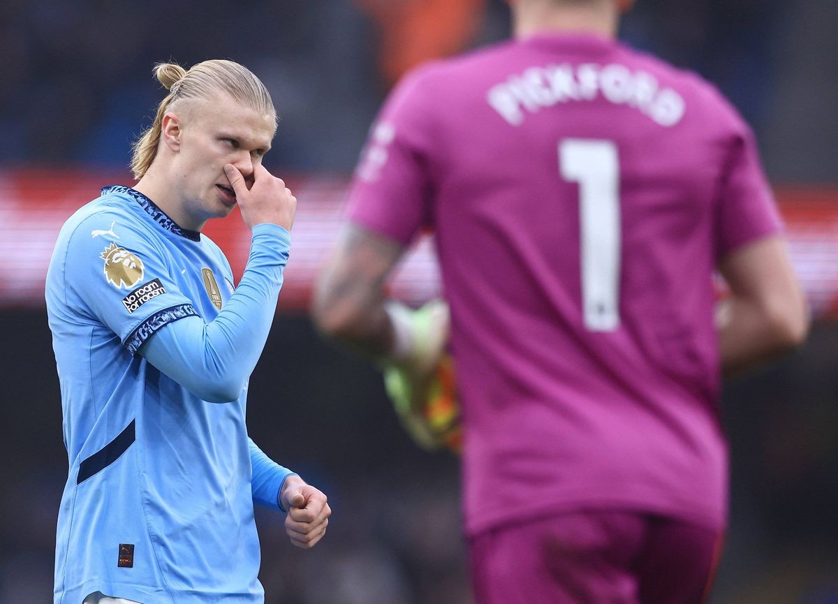 Ce avea scris Jordan Pickford pe sticla de apă în partida cu Manchester City