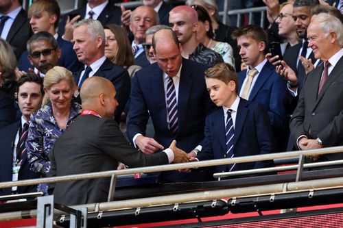 Sub privirile tatălui său, prințul George dă mâna cu managerul lui Manchester City, Pep Guardiola / Foto: GettyImages