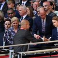 Sub privirile tatălui său, prințul George dă mâna cu managerul lui Manchester City, Pep Guardiola / Foto: GettyImages