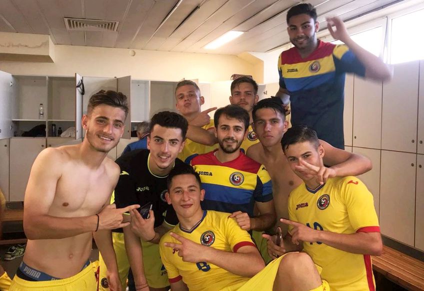 Costi Dima, în plan îndepărtat, sărbătorind o victorie a României U19 alături de Andrei Vlad, Moruțan, Vlad Dragomir, Mățan, Robert Moldoveanu și Haruț / Sursă foto: Facebook