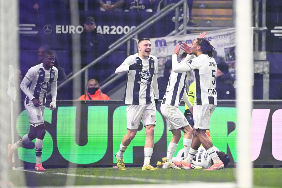 Incidente grave în Belgia! Anderlecht - Charleroi, întrerupt minute bune după ce un jucător a fost lovit cu o sticlă de ultrași