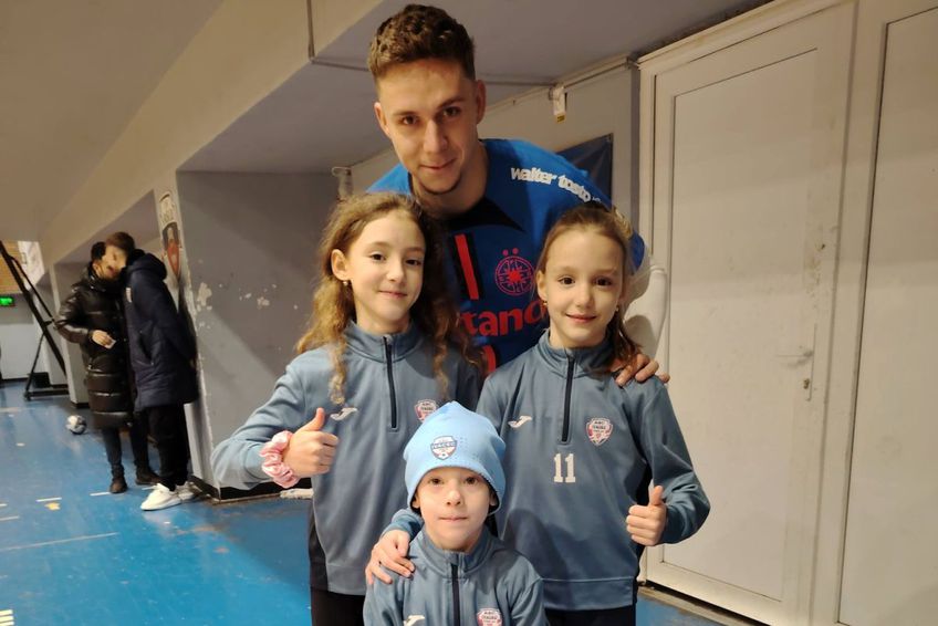 FOTO Louis Munteanu s-a pozat în tricoul lui FCSB! » O „aroganță” la adresa lui Varga sau urmează transferul?