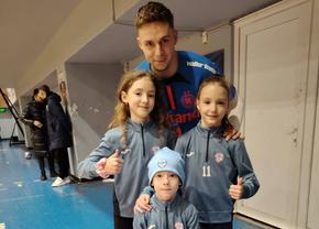 Louis Munteanu s-a pozat în tricoul lui FCSB! » O „aroganță” la adresa lui Varga sau urmează transferul?