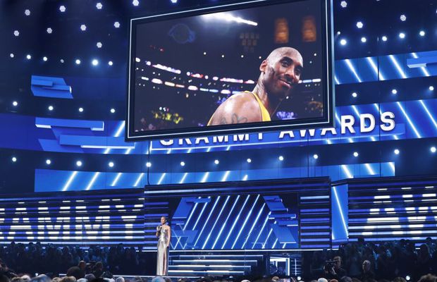FOTO Kobe Bryant a murit // Mii de oameni s-au strâns la Staples Center în LA » Omagiu special la Premiile Grammy