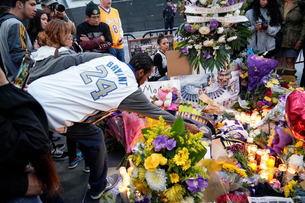 FOTO Kobe Bryant a murit. Mii de oameni s-au strâns la Slapes Center în L.A. Omagiu special la Premiile Grammy