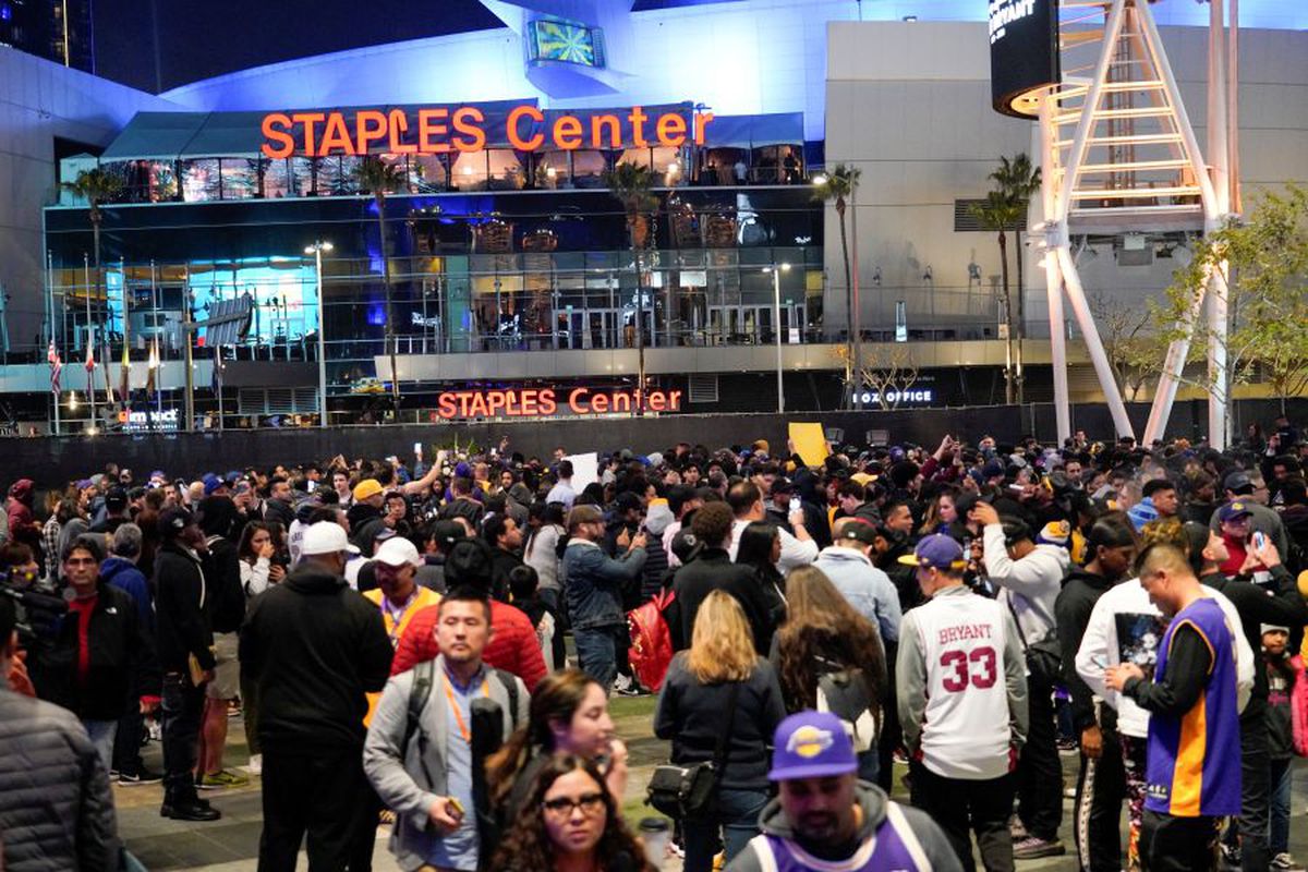 FOTO Kobe Bryant a murit // Mii de oameni s-au strâns la Staples Center în LA » Omagiu special la Premiile Grammy