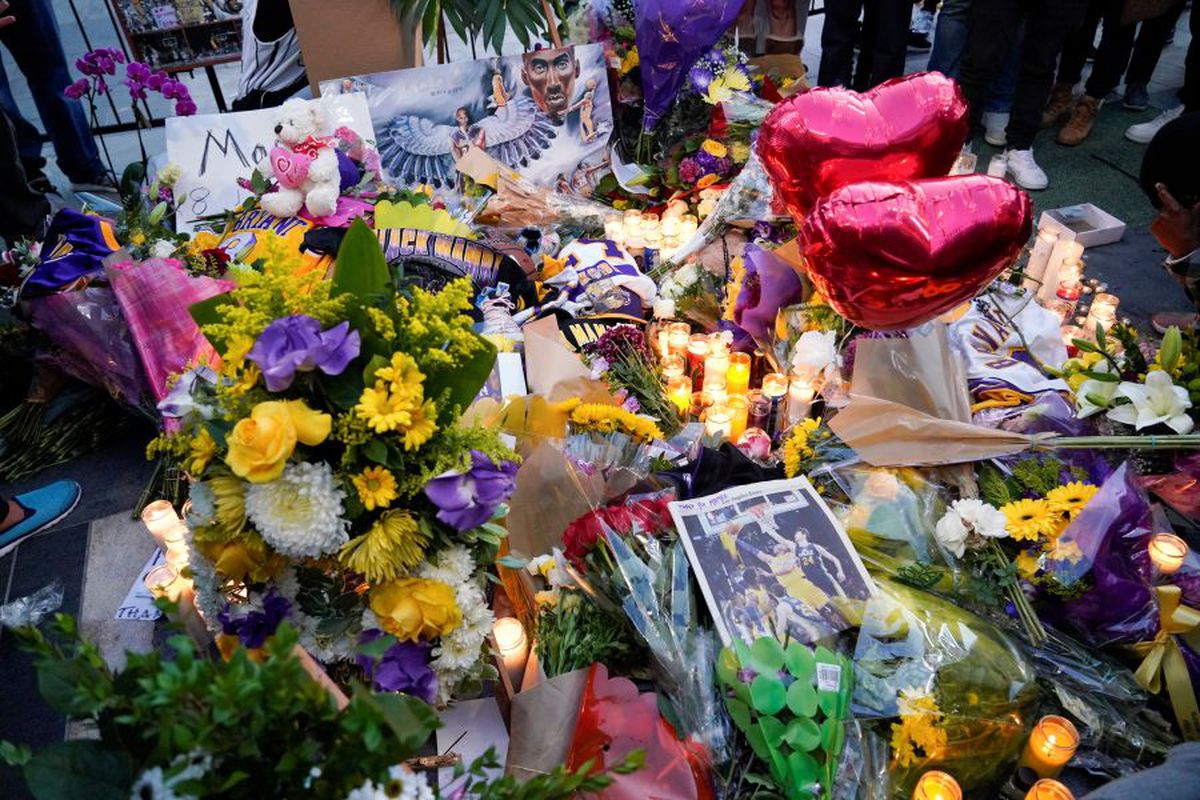 FOTO Kobe Bryant a murit // Mii de oameni s-au strâns la Staples Center în LA » Omagiu special la Premiile Grammy