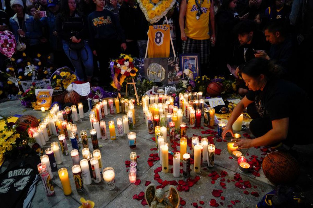 FOTO Kobe Bryant a murit // Mii de oameni s-au strâns la Staples Center în LA » Omagiu special la Premiile Grammy
