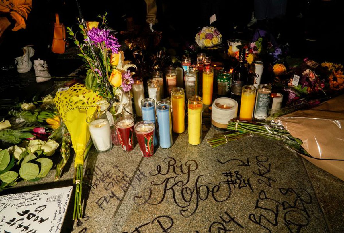 FOTO Kobe Bryant a murit // Mii de oameni s-au strâns la Staples Center în LA » Omagiu special la Premiile Grammy